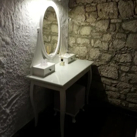 Nazenin Boutique Szálloda *